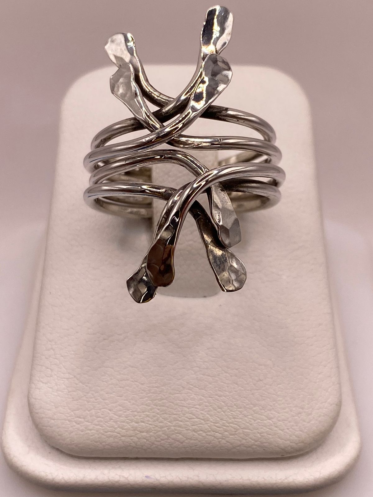 Anillo Artesanal en Plata con Diseño Orgánico Entrelazado Martillado — ángulo diagonal