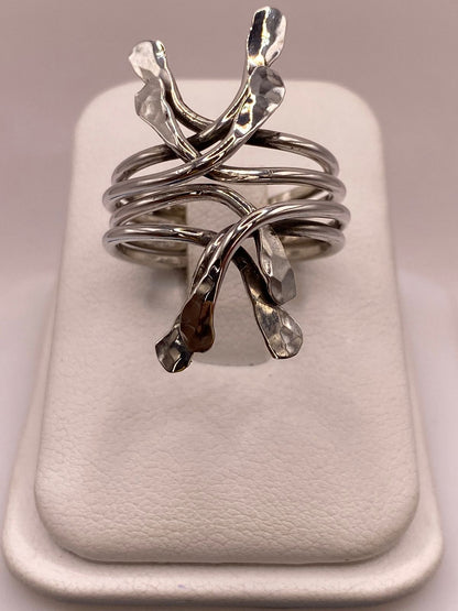 Anillo Artesanal en Plata con Diseño Orgánico Entrelazado Martillado — ángulo diagonal