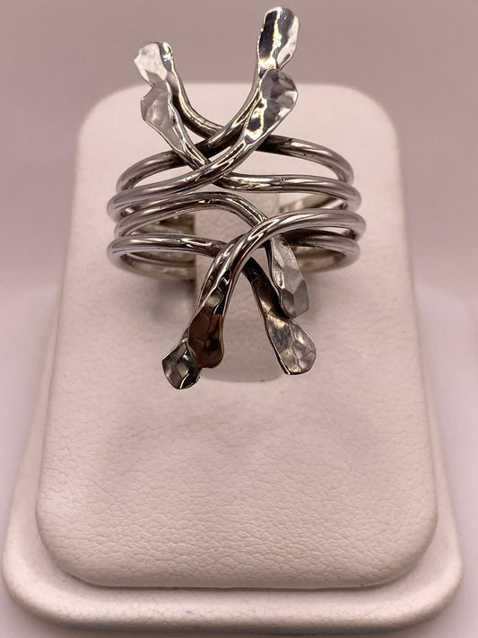 Anillo Artesanal en Plata con Diseño Orgánico Entrelazado Martillado — ángulo diagonal