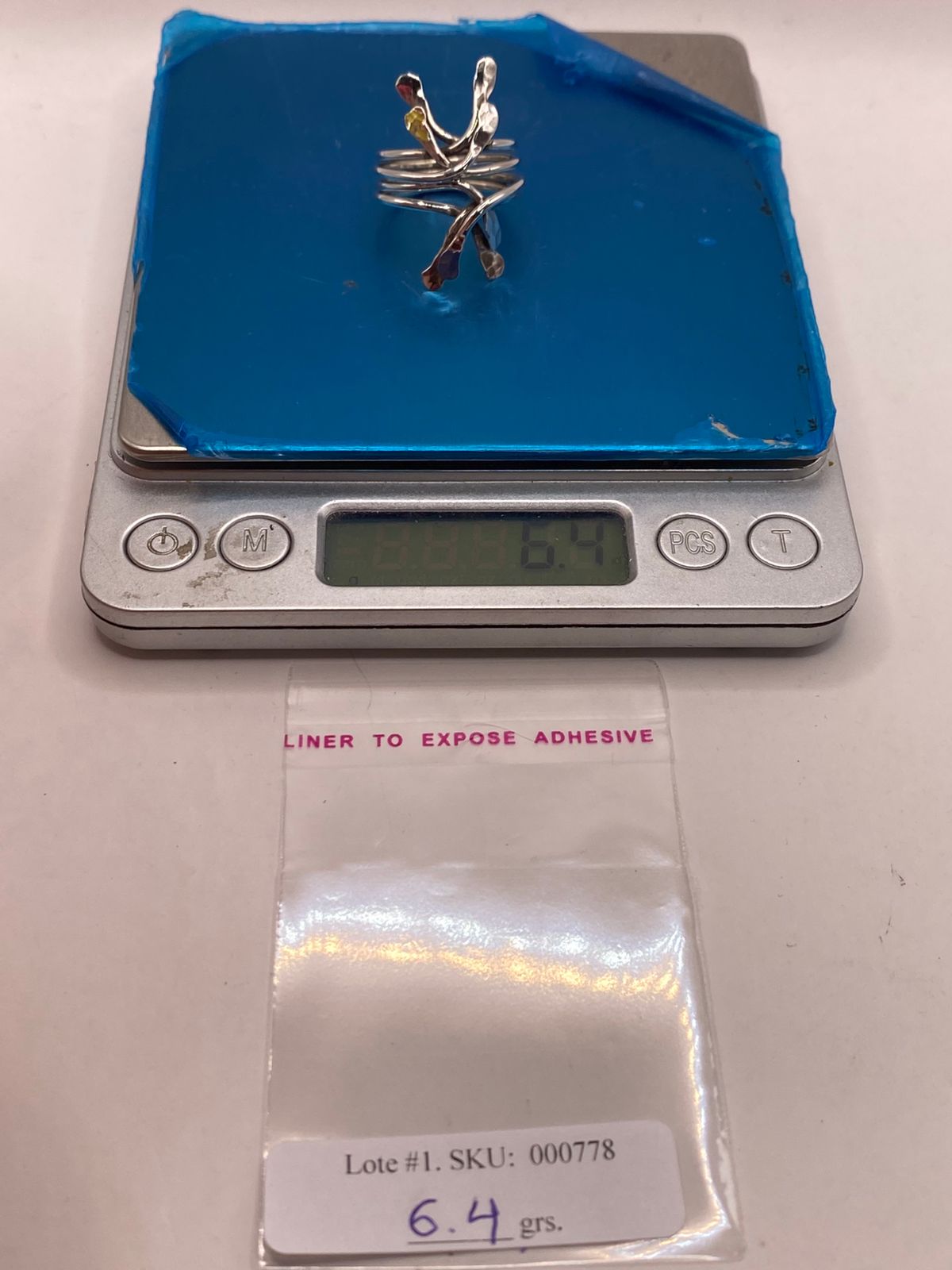 Anillo Artesanal en Plata con Diseño Orgánico Entrelazado Martillado, peso en gramos (báscula)