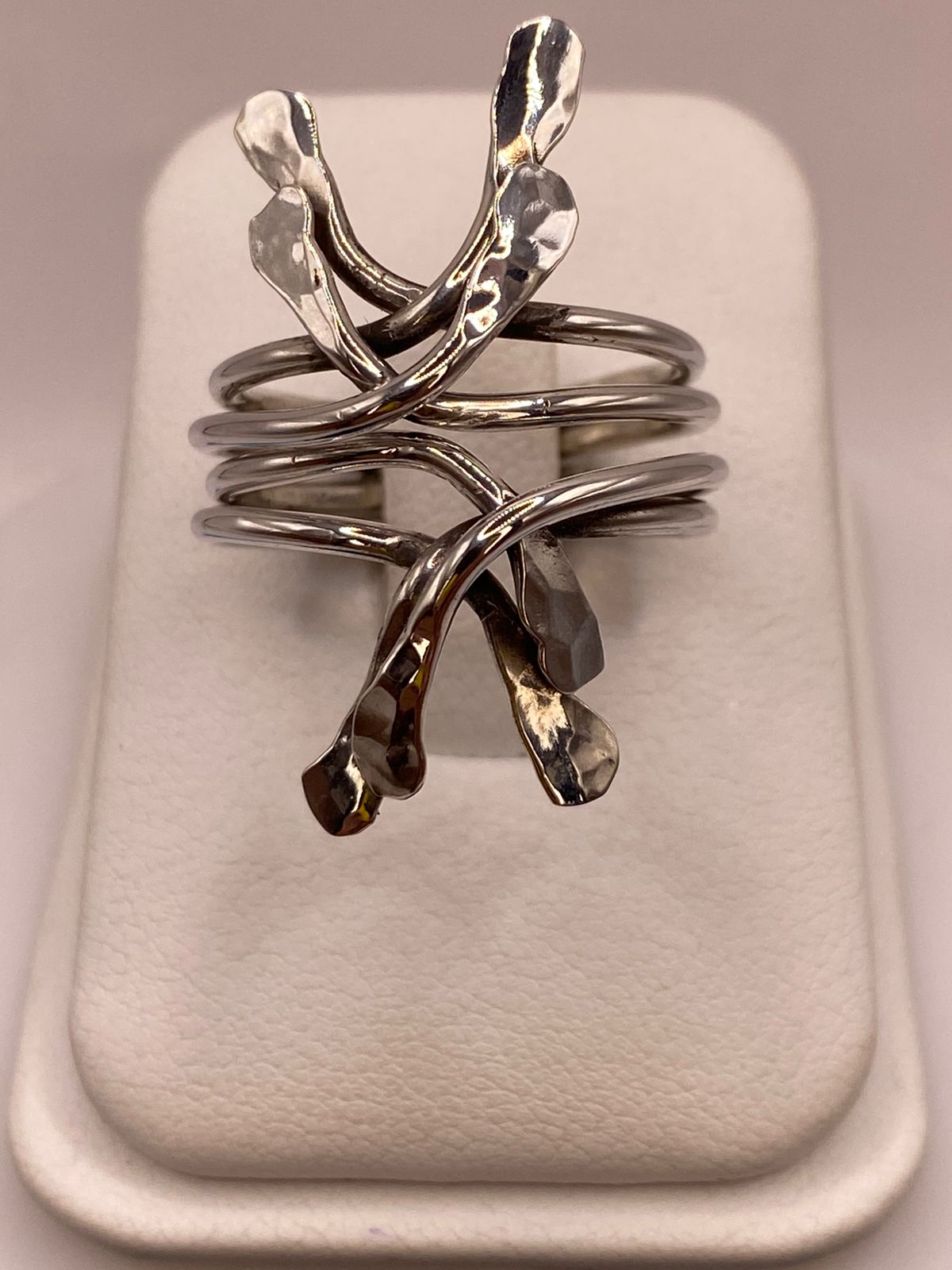 Anillo Artesanal en Plata con Diseño Orgánico Entrelazado Martillado, vista de detalle