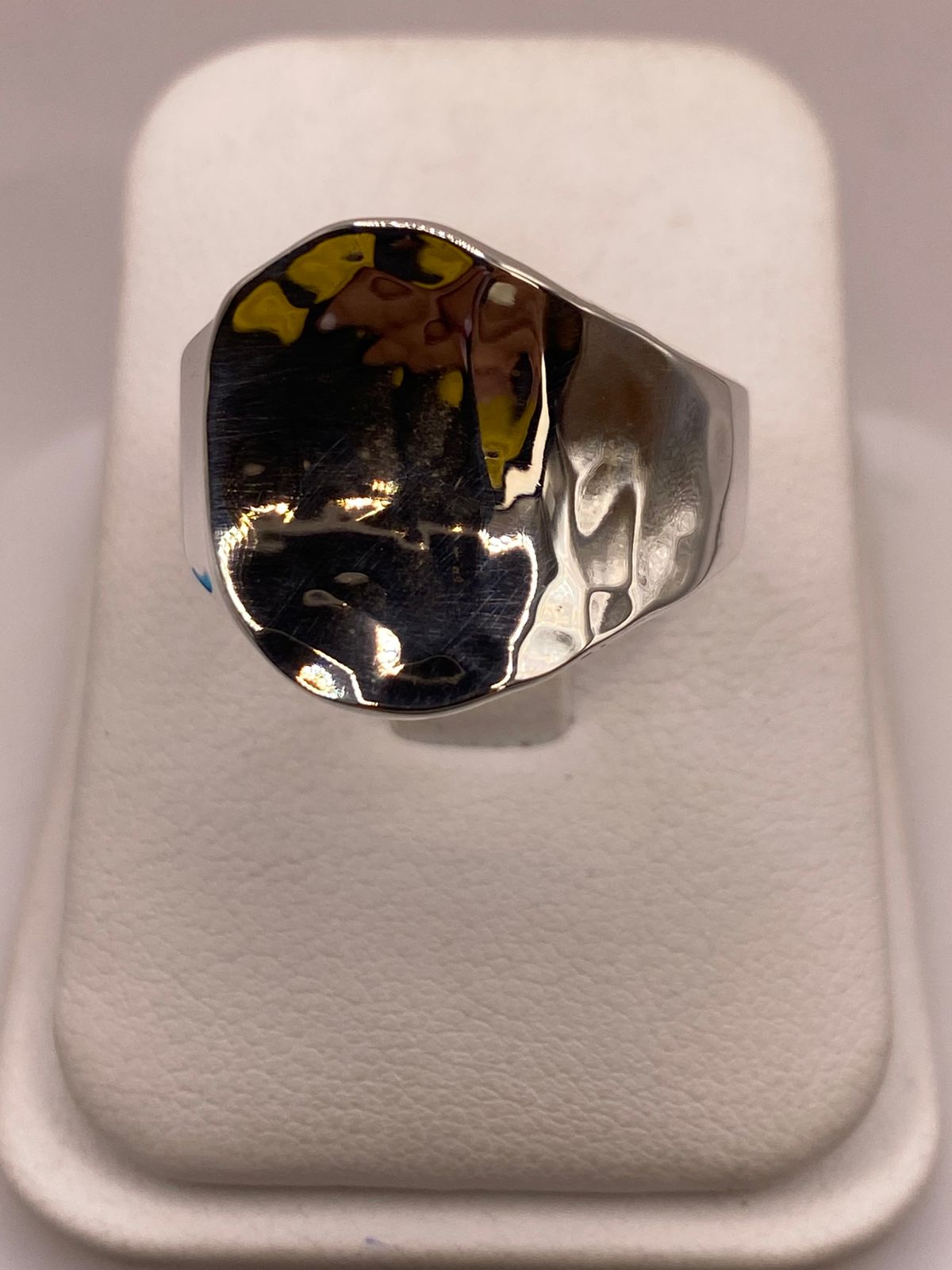 Anillo Artesanal en Plata con Diseño Orgánico Martillado — vista lateral