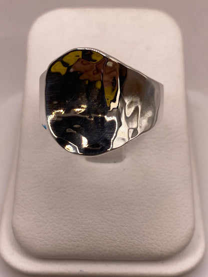 Anillo Artesanal en Plata con Diseño Orgánico Martillado — vista lateral