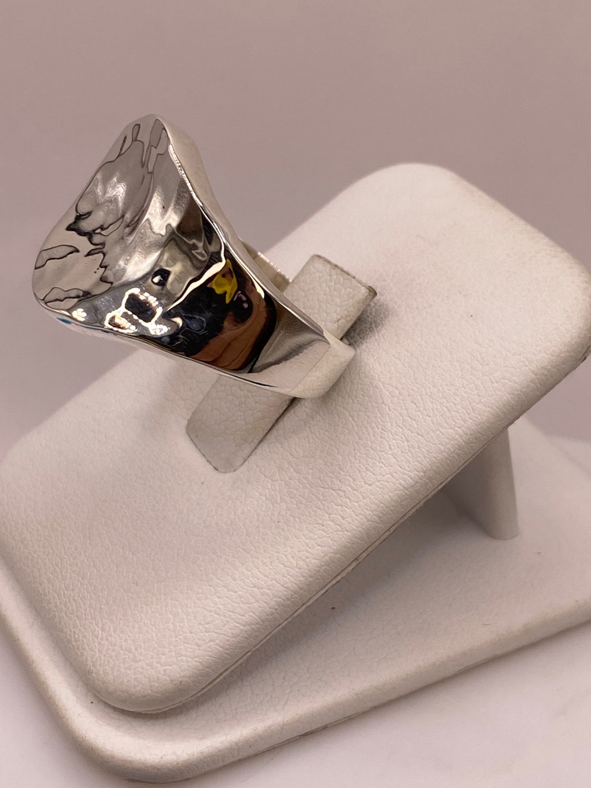 Anillo Artesanal en Plata con Diseño Orgánico Martillado, vista frontal