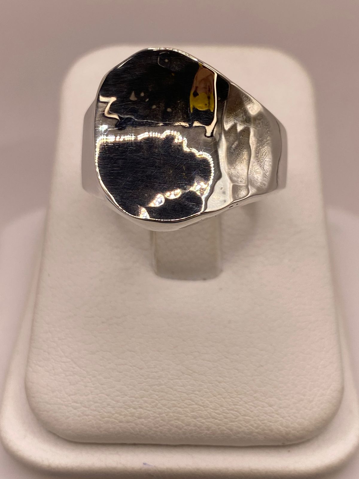Anillo Artesanal en Plata con Diseño Orgánico Martillado, vista lateral