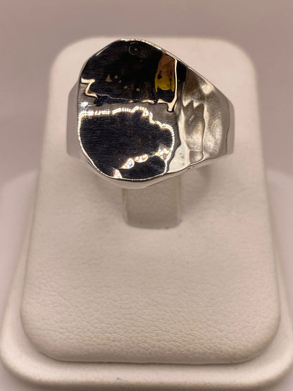 Anillo Artesanal en Plata con Diseño Orgánico Martillado, vista lateral