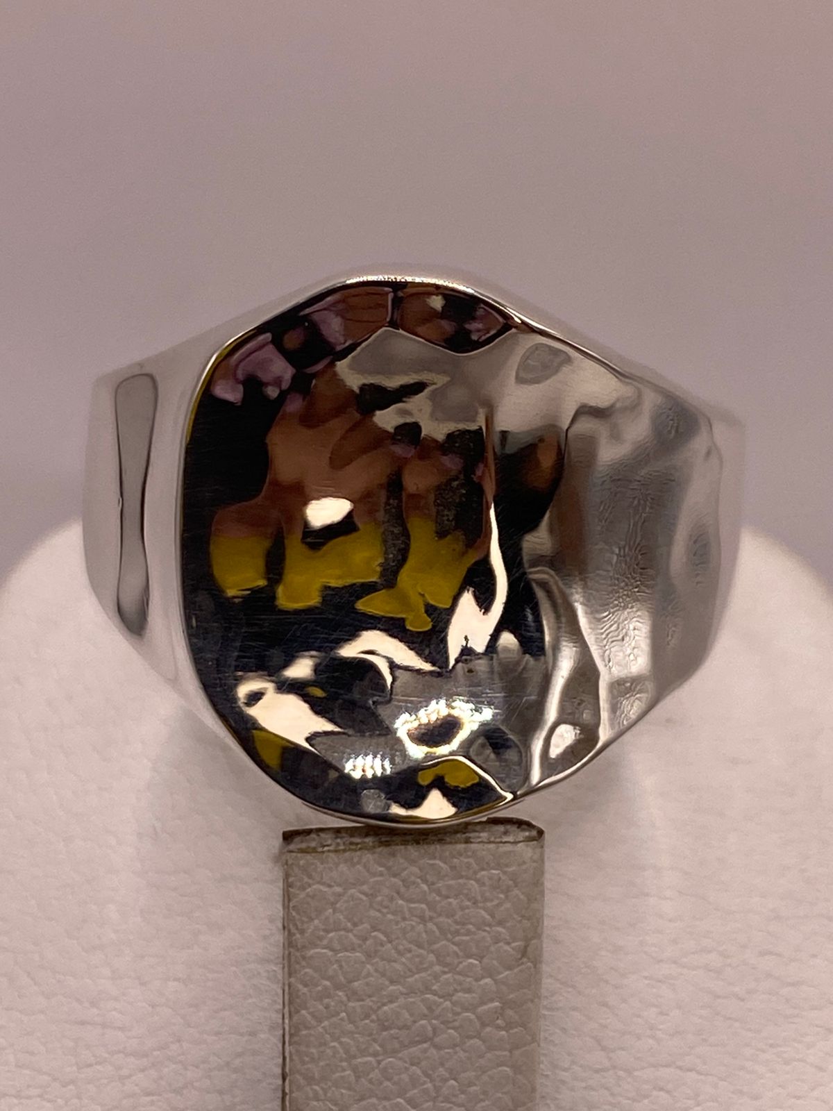 Anillo Artesanal en Plata con Diseño Orgánico Martillado, sello de autenticidad Plata Ley .925
