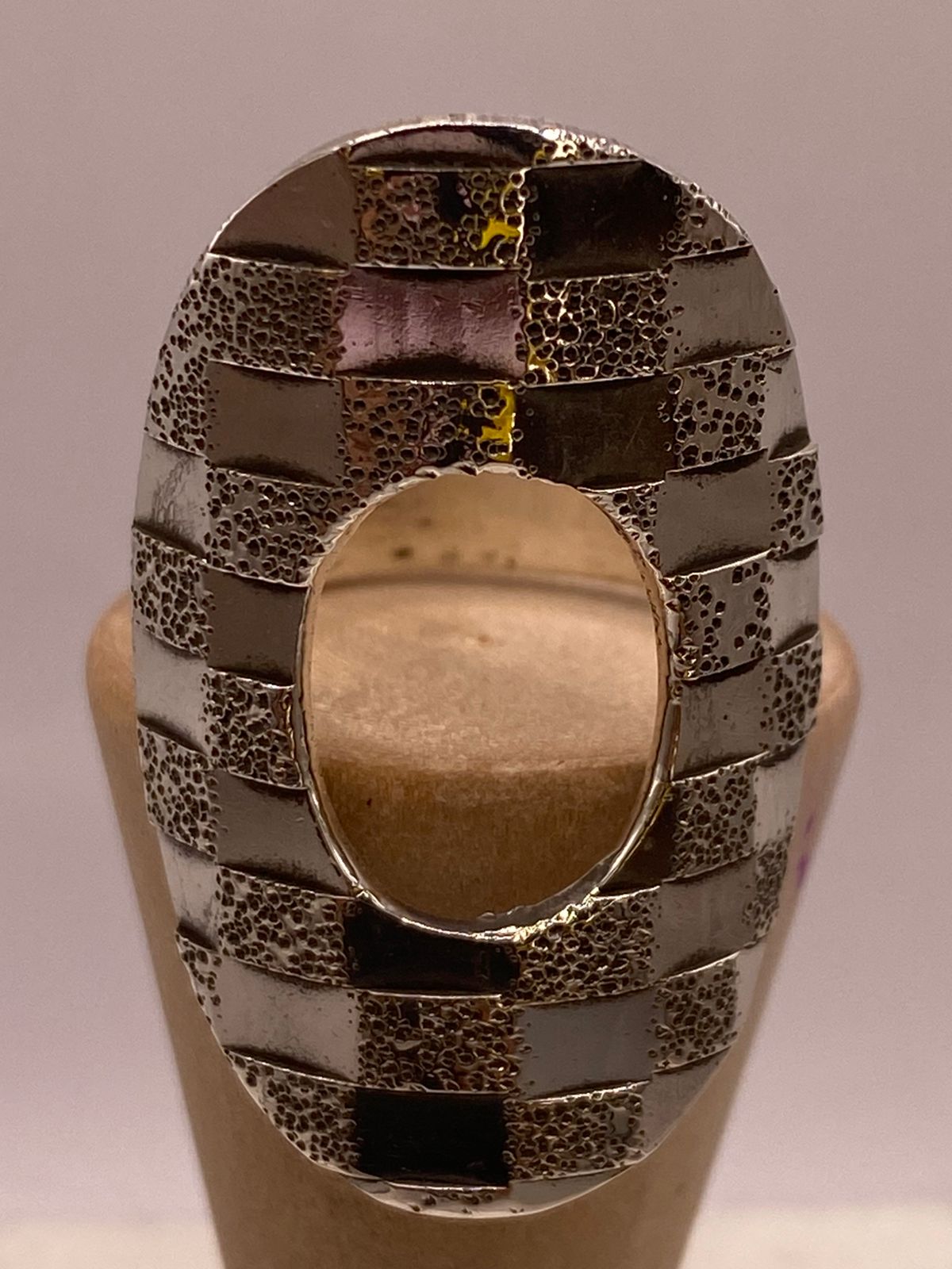 Anillo Artesanal en Plata con Diseño Ovalado de Bloques Texturizados — vista lateral