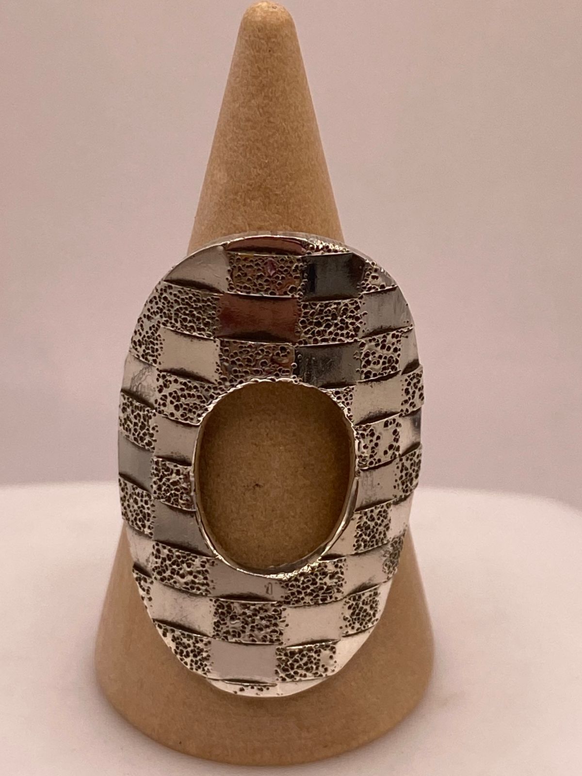 Anillo Artesanal en Plata con Diseño Ovalado de Bloques Texturizados, vista frontal