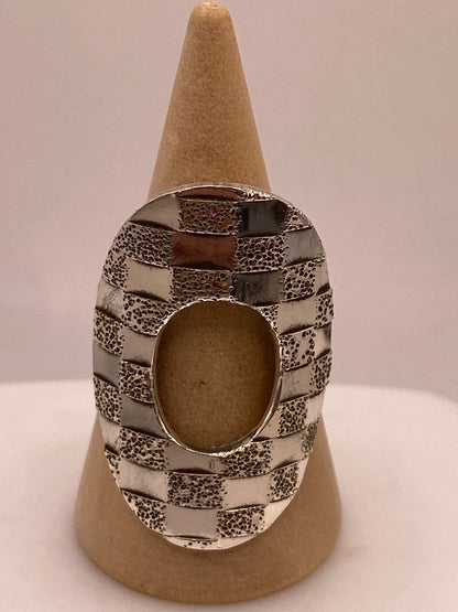 Anillo Artesanal en Plata con Diseño Ovalado de Bloques Texturizados, vista frontal