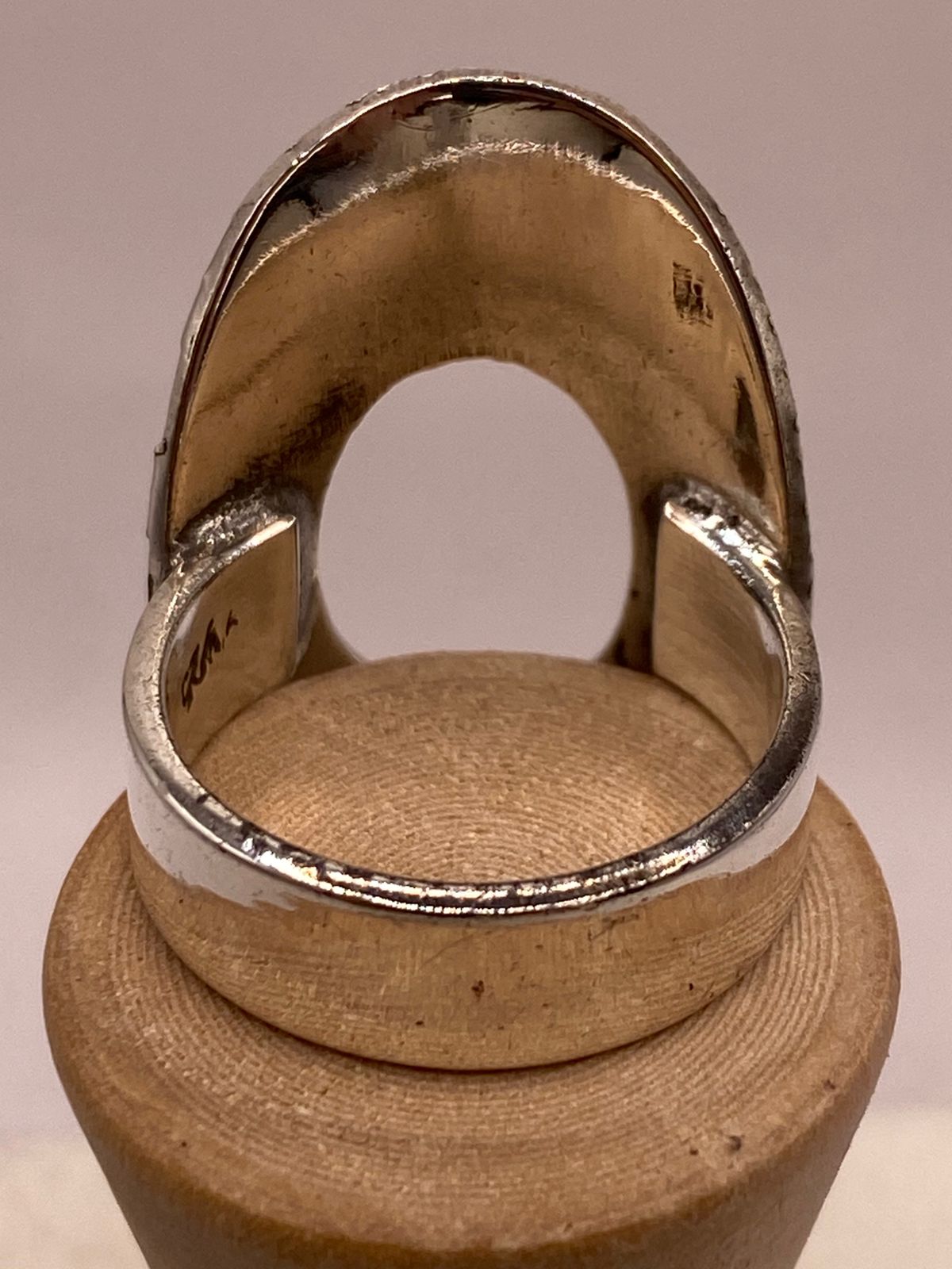 Anillo Artesanal en Plata con Diseño Ovalado de Bloques Texturizados, sello de autenticidad Plata Ley .925