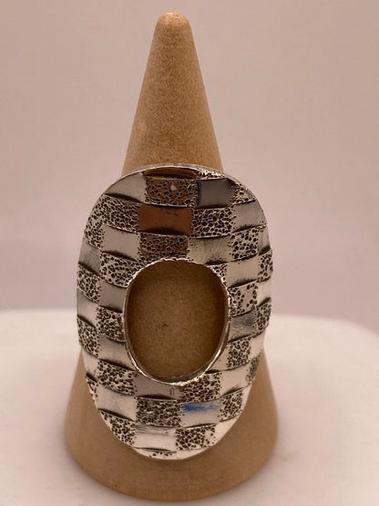 Anillo Artesanal en Plata con Diseño Ovalado de Bloques Texturizados, vista lateral
