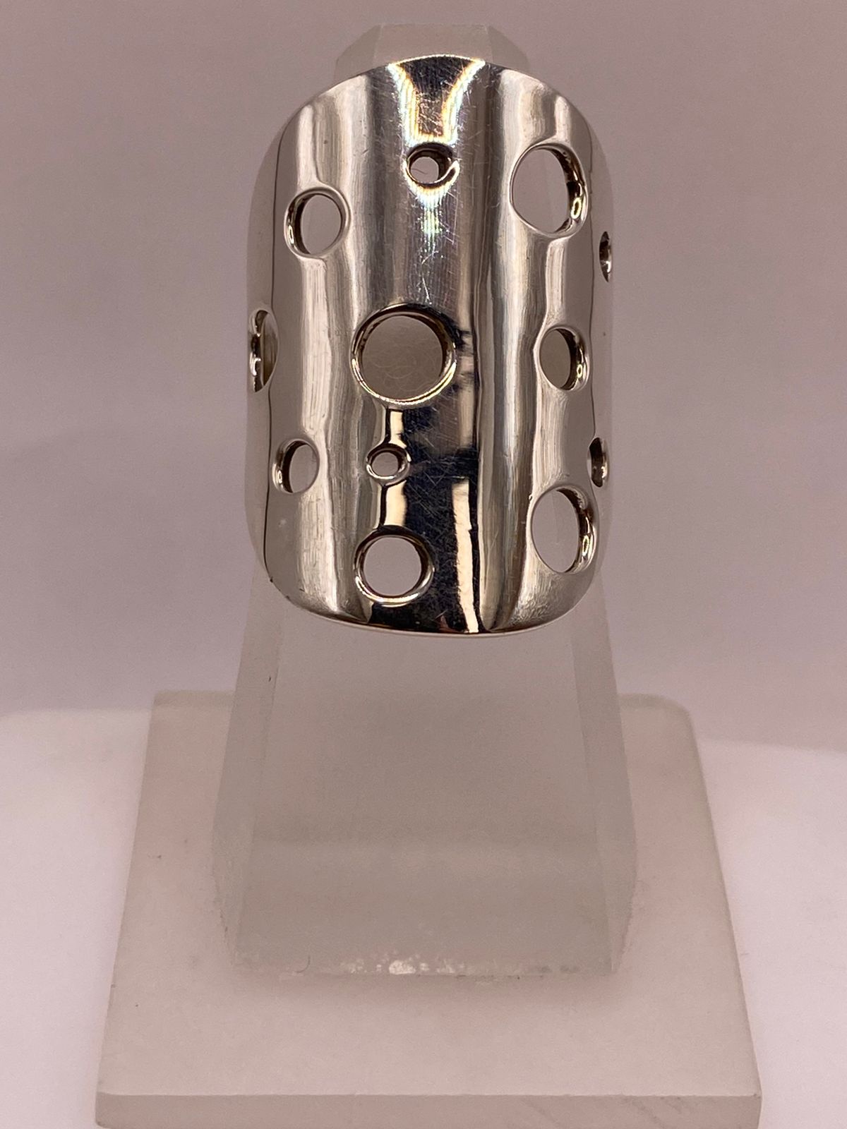 Anillo Artesanal en Plata con Diseño Perforado Geométrico, vista lateral