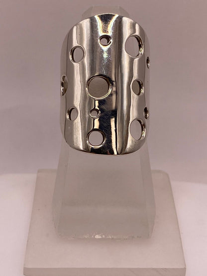 Anillo Artesanal en Plata con Diseño Perforado Geométrico, vista lateral