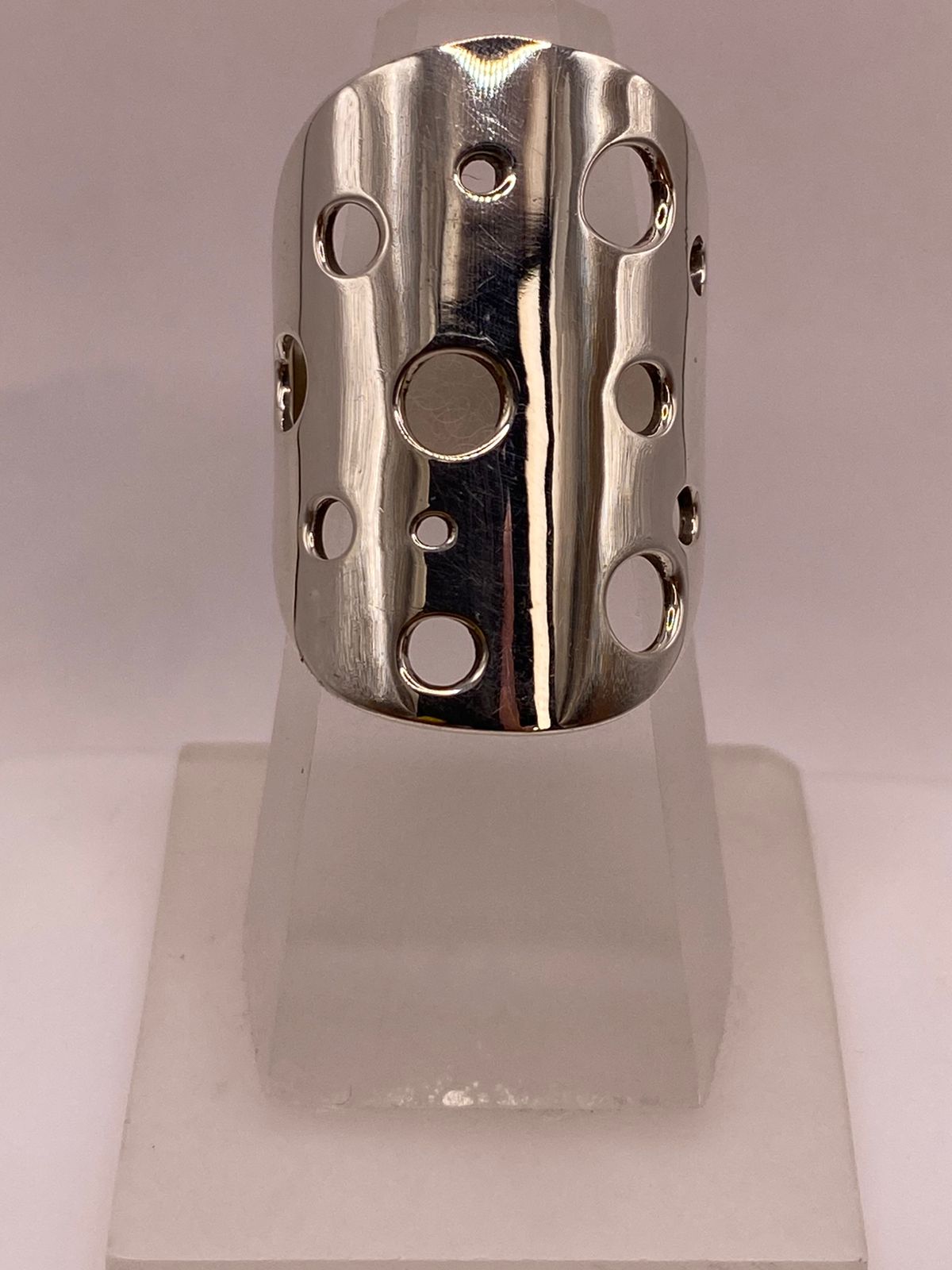 Anillo Artesanal en Plata con Diseño Perforado Geométrico, vista de detalle