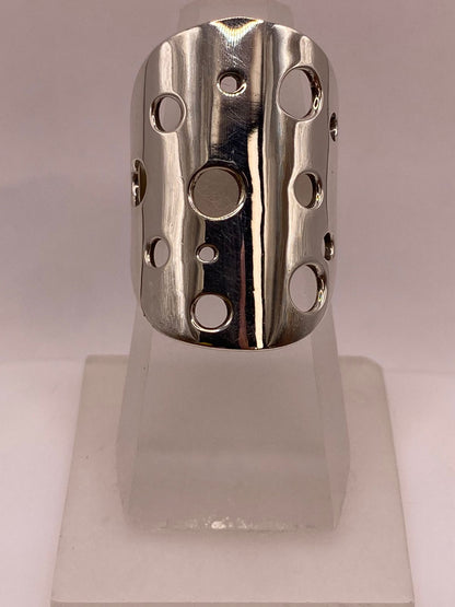 Anillo Artesanal en Plata con Diseño Perforado Geométrico, vista de detalle