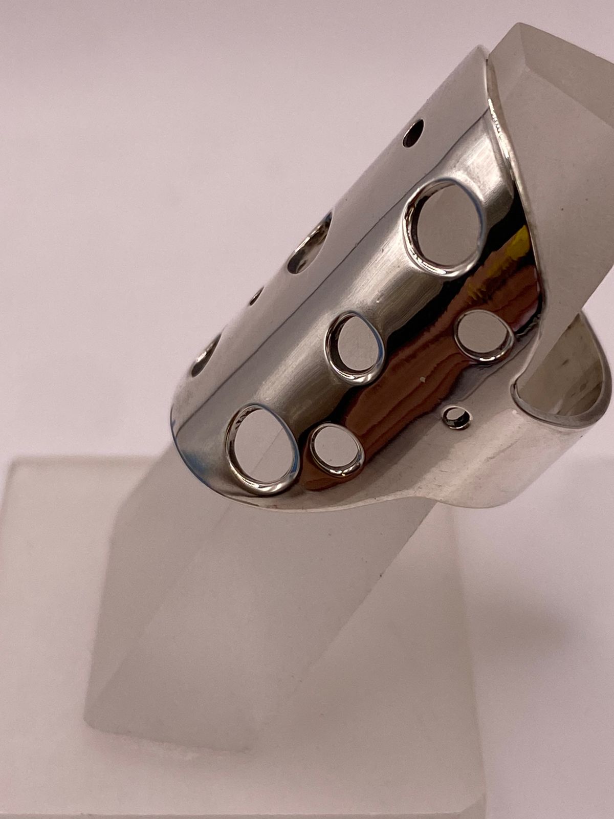 Anillo Artesanal en Plata con Diseño Perforado Geométrico, vista frontal