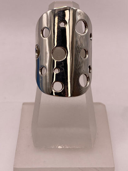 Anillo Artesanal en Plata con Diseño Perforado Geométrico, vista lateral