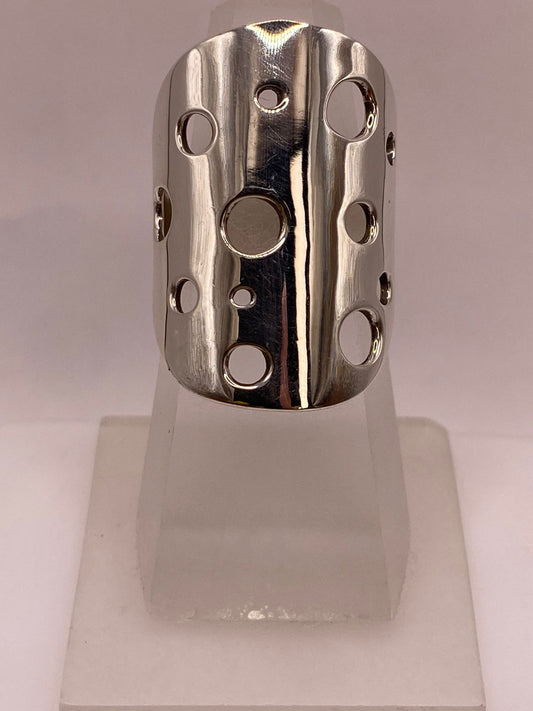Anillo Artesanal en Plata con Diseño Perforado Geométrico en báscula mostrando peso