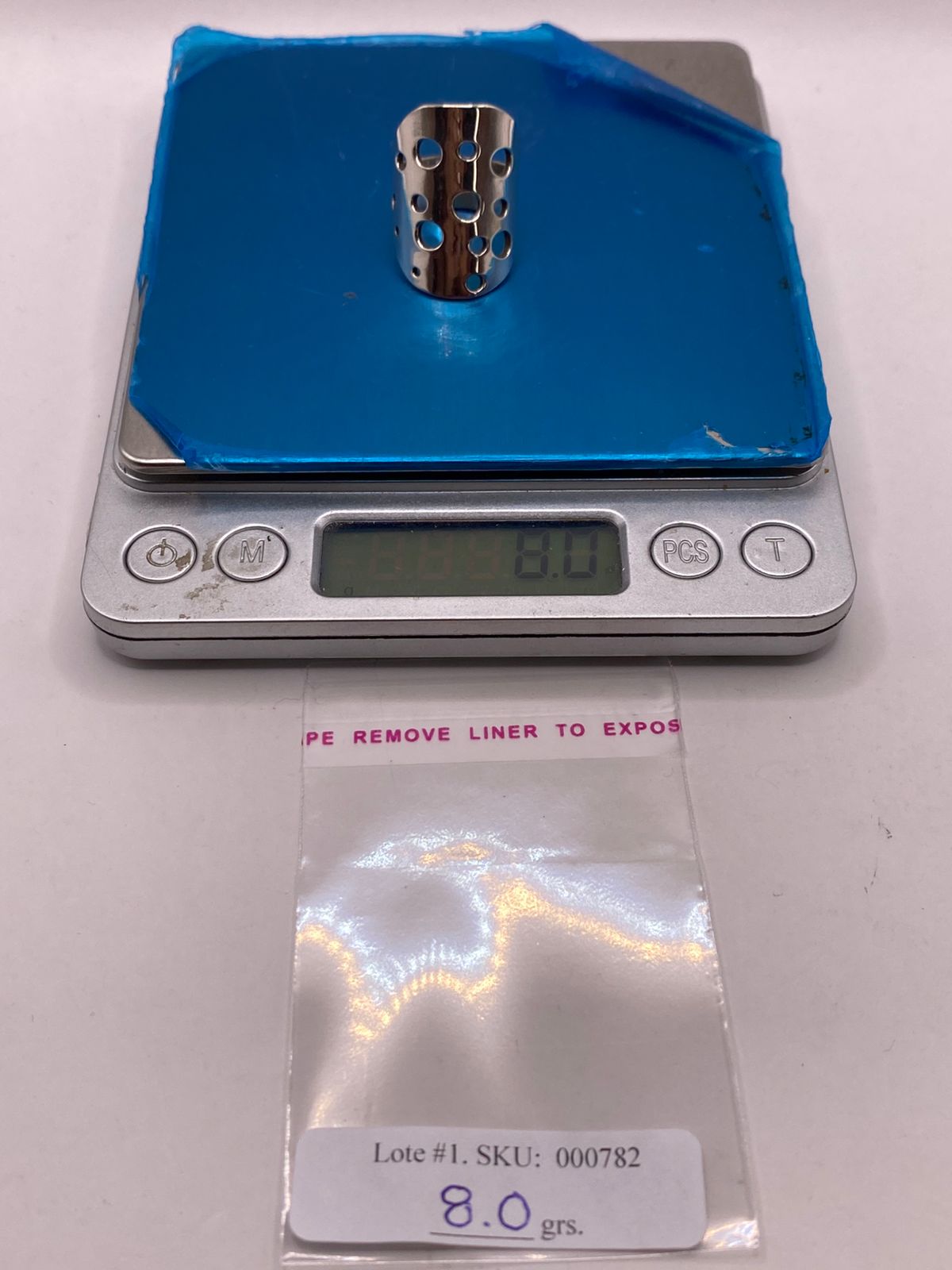 Anillo Artesanal en Plata con Diseño Perforado Geométrico, peso en gramos (báscula)