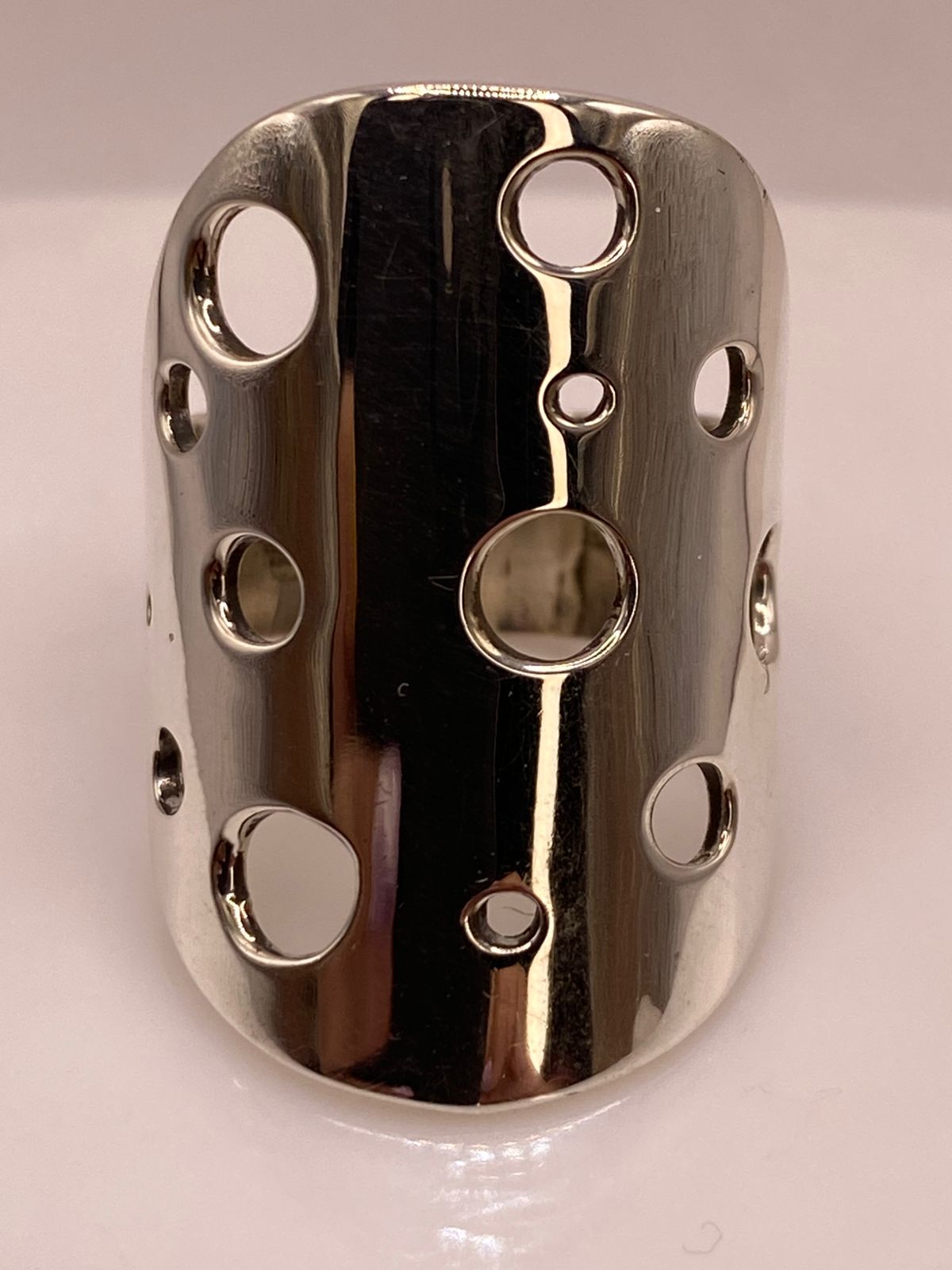 Anillo Artesanal en Plata con Diseño Perforado Geométrico, sello de autenticidad Plata Ley .925