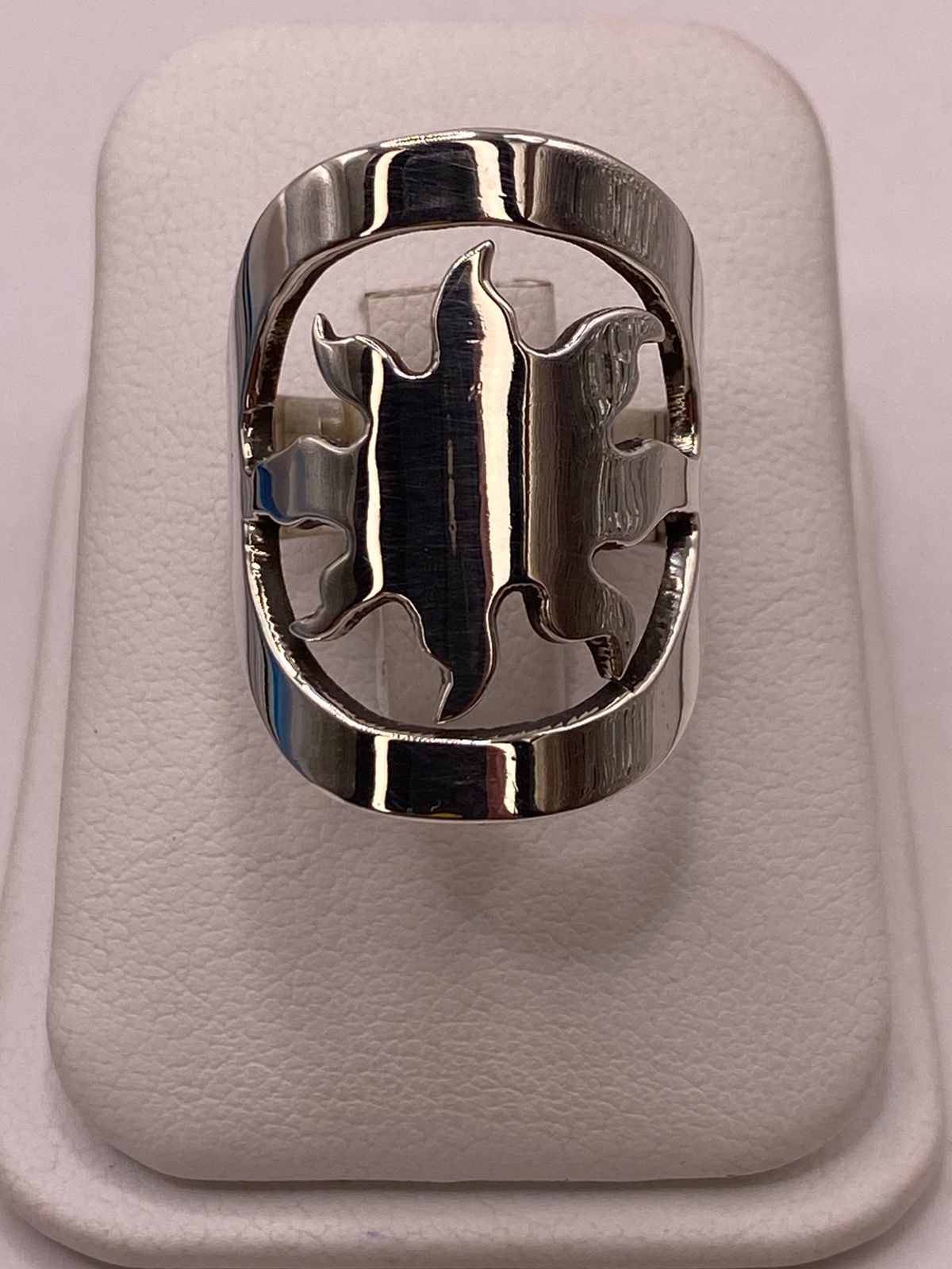 Anillo Artesanal en Plata con Diseño de Sol Calado — detalle de acabado