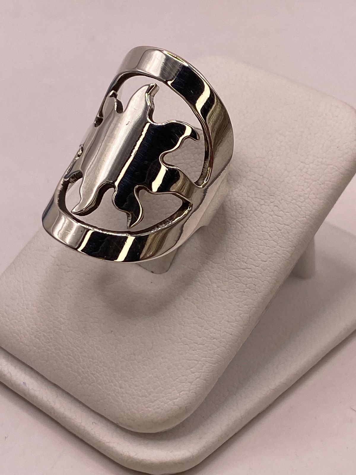 Anillo Artesanal en Plata con Diseño de Sol Calado, vista frontal