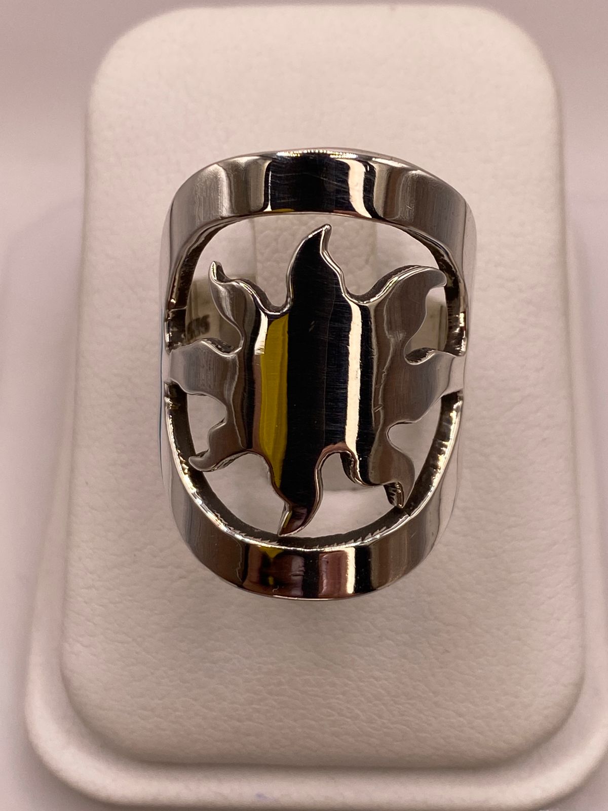 Anillo Artesanal en Plata con Diseño de Sol Calado, vista lateral
