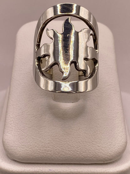 Anillo Artesanal en Plata con Diseño de Sol Calado, vista de detalle