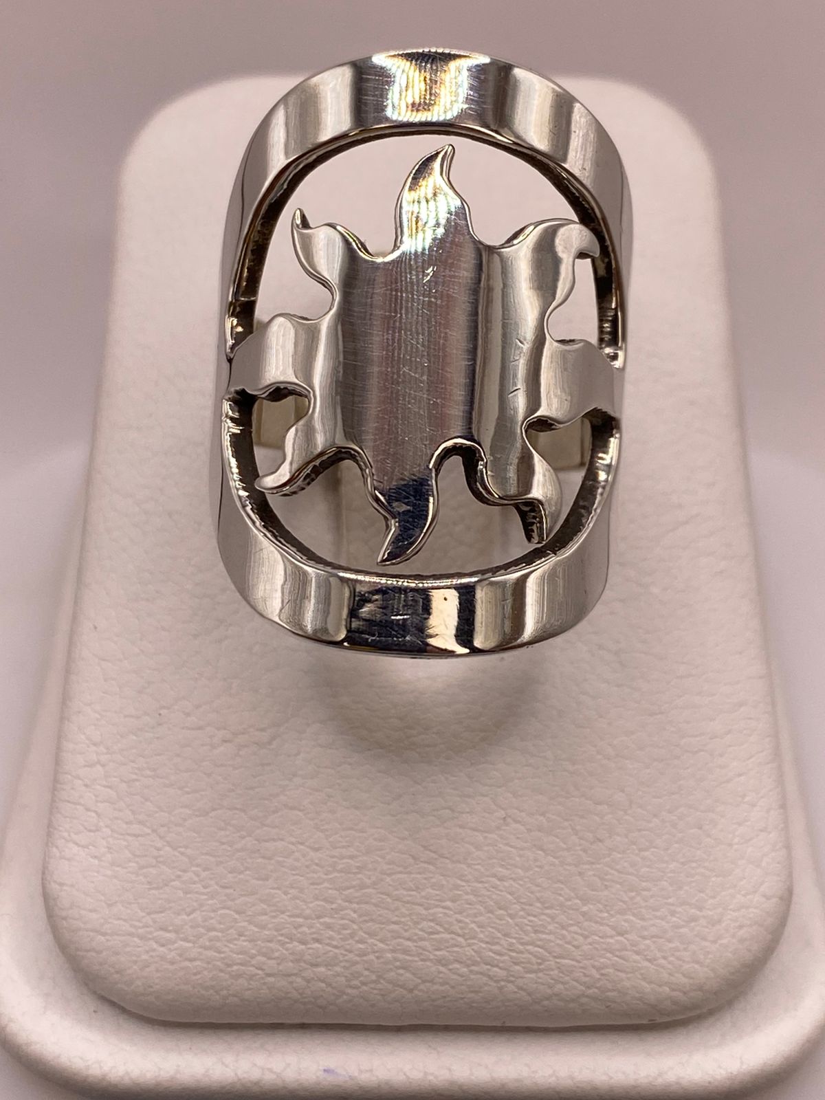 Anillo Artesanal en Plata con Diseño de Sol Calado, vista superior