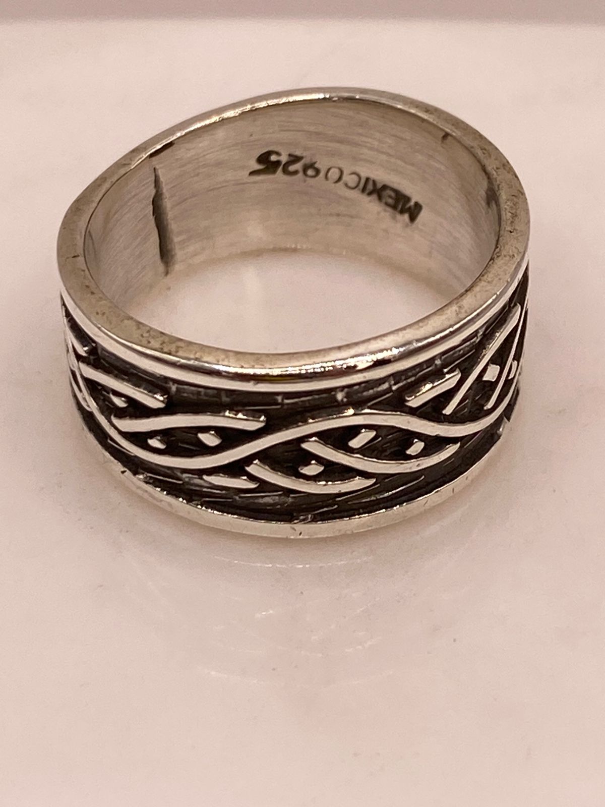 Anillo Artesanal en Plata con Diseño Trenzado Estilo Celta, sello de autenticidad Plata Ley .925