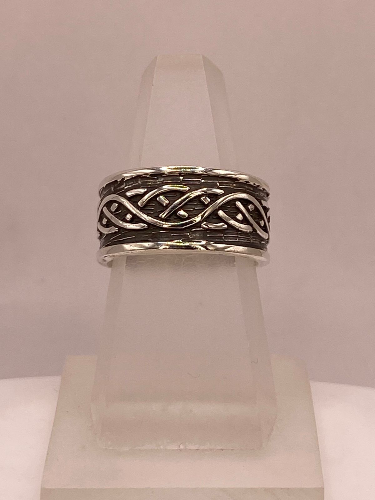 Anillo Artesanal en Plata con Diseño Trenzado Estilo Celta, vista lateral