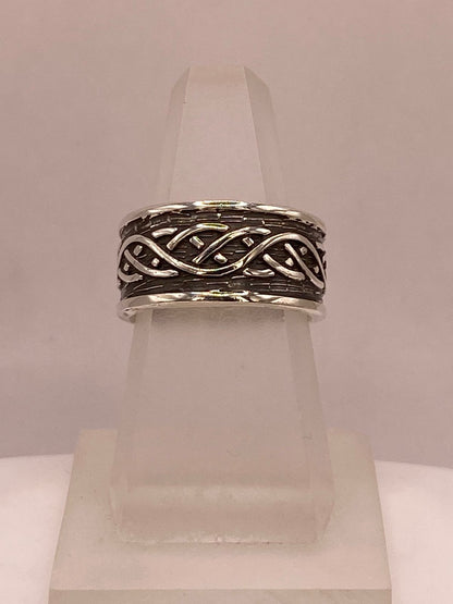 Anillo Artesanal en Plata con Diseño Trenzado Estilo Celta, vista lateral