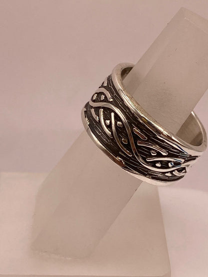 Anillo Artesanal en Plata con Diseño Trenzado Estilo Celta, vista frontal