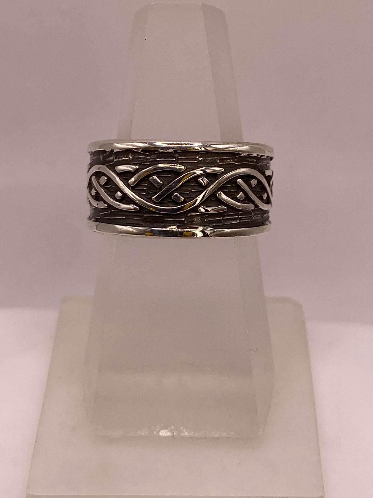 Anillo Artesanal en Plata con Diseño Trenzado Estilo Celta — vista lateral