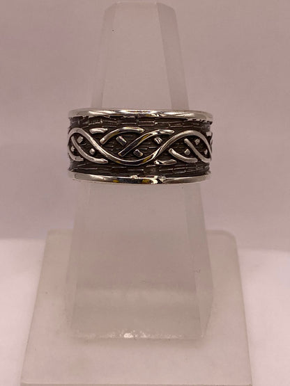 Anillo Artesanal en Plata con Diseño Trenzado Estilo Celta — vista lateral