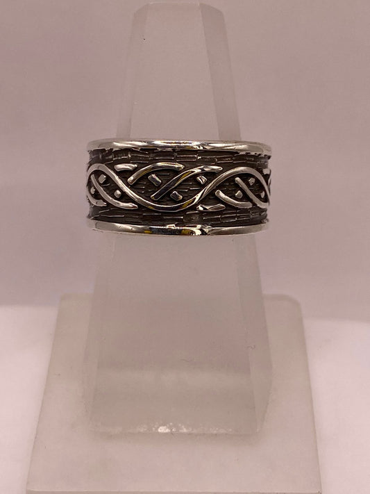 Anillo Artesanal en Plata con Diseño Trenzado Estilo Celta — vista lateral