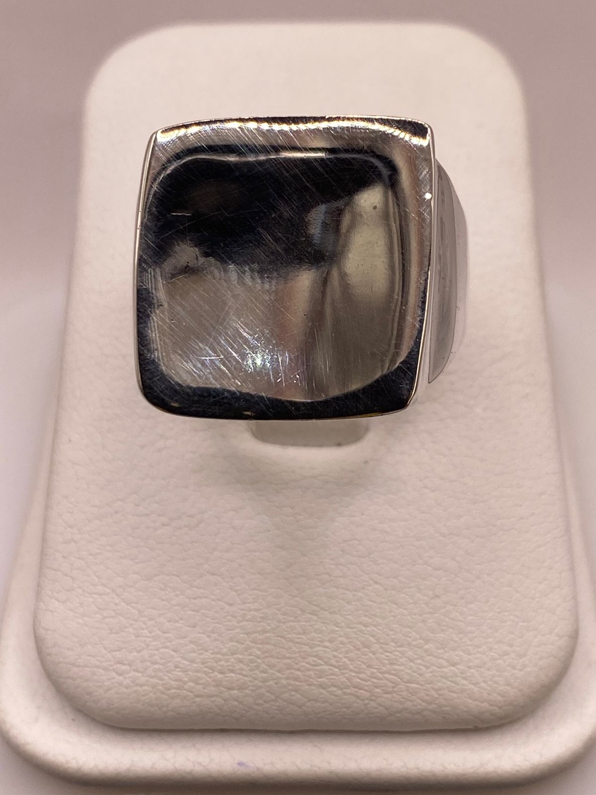 Anillo Artesanal en Plata Estilo Sello Cuadrado Pulido, vista de detalle