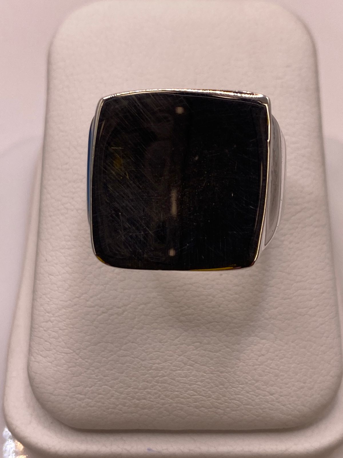 Anillo Artesanal en Plata Estilo Sello Cuadrado Pulido, vista lateral