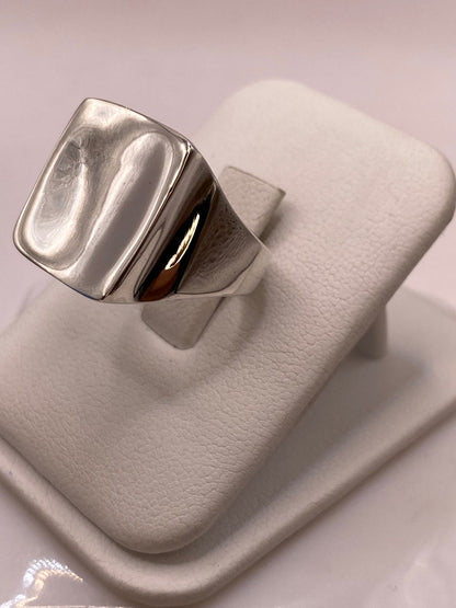 Anillo Artesanal en Plata Estilo Sello Cuadrado Pulido, vista frontal
