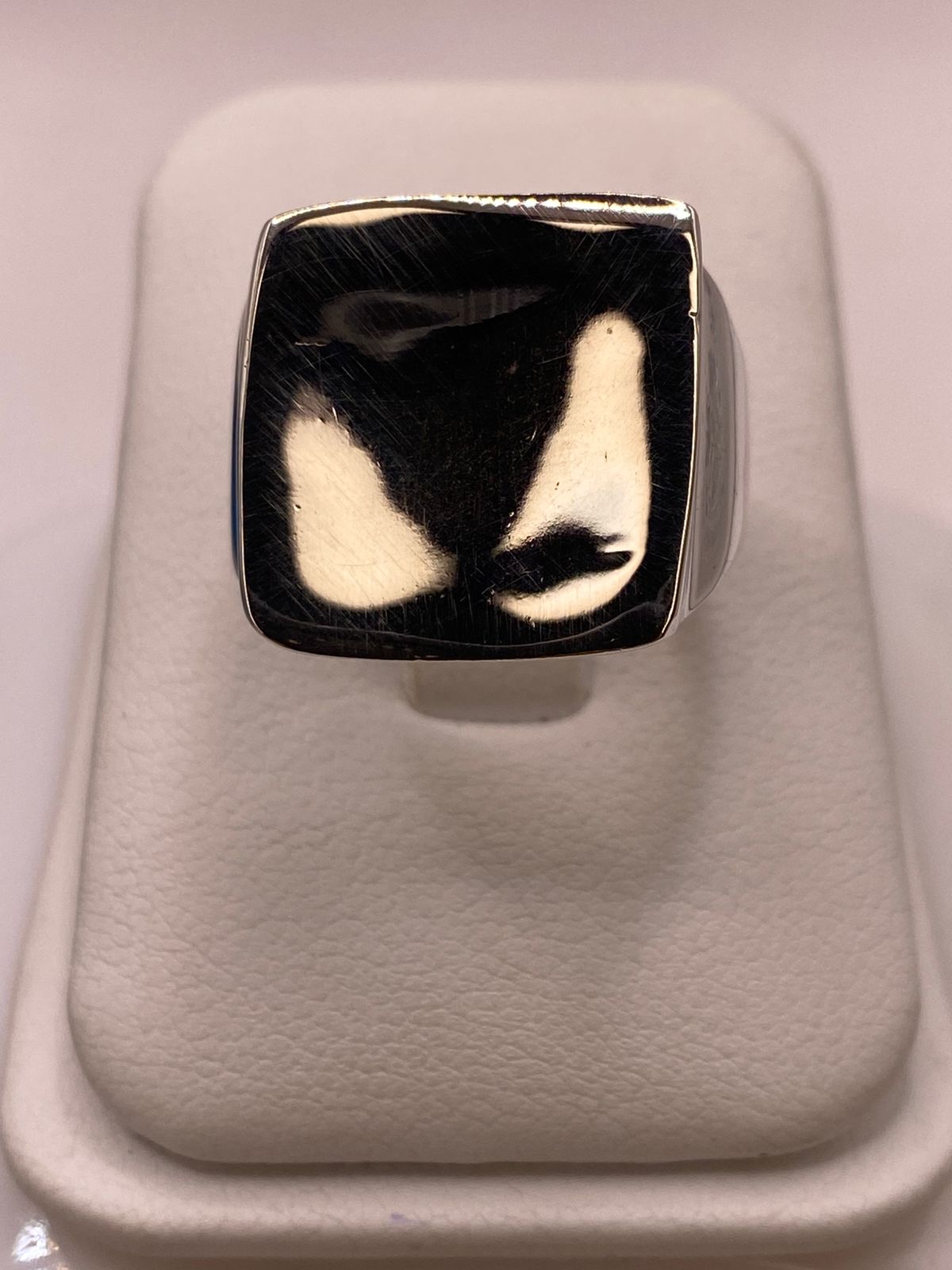 Anillo Artesanal en Plata Estilo Sello Cuadrado Pulido — ángulo diagonal