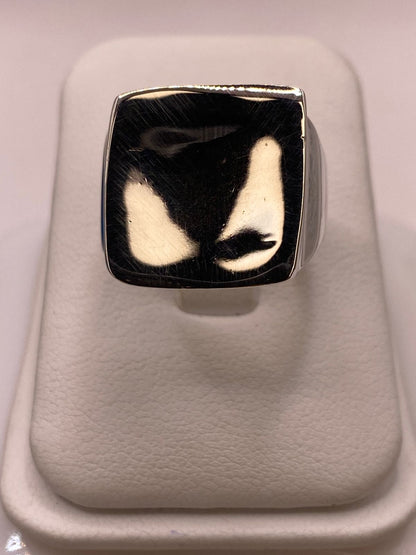 Anillo Artesanal en Plata Estilo Sello Cuadrado Pulido — ángulo diagonal