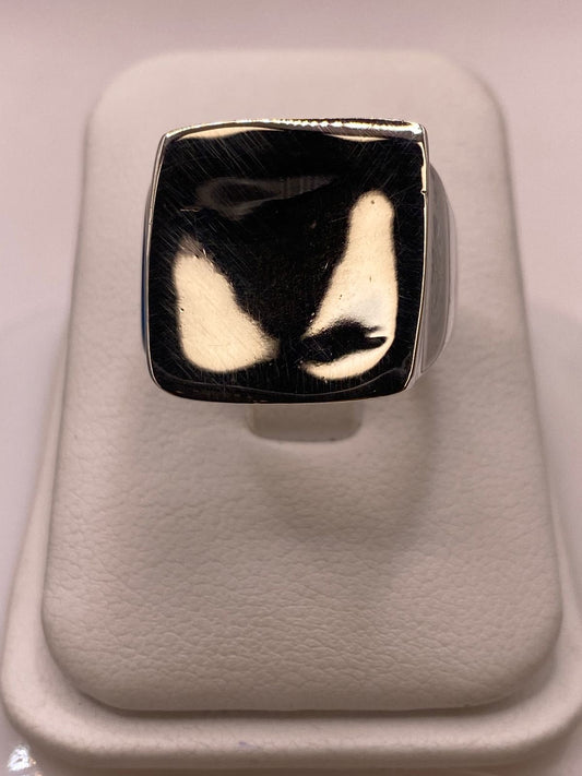 Anillo Artesanal en Plata Estilo Sello Cuadrado Pulido — ángulo diagonal