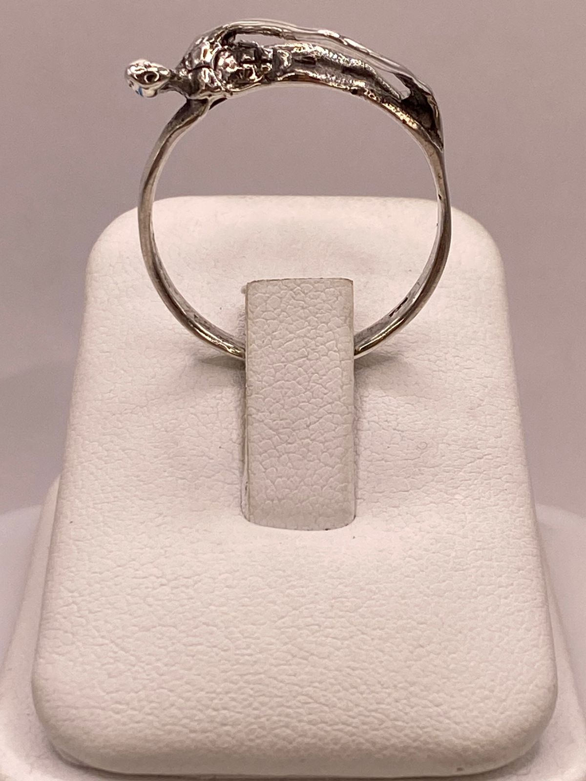 Anillo Artesanal en Plata con Figura Humana Esculpida, vista frontal