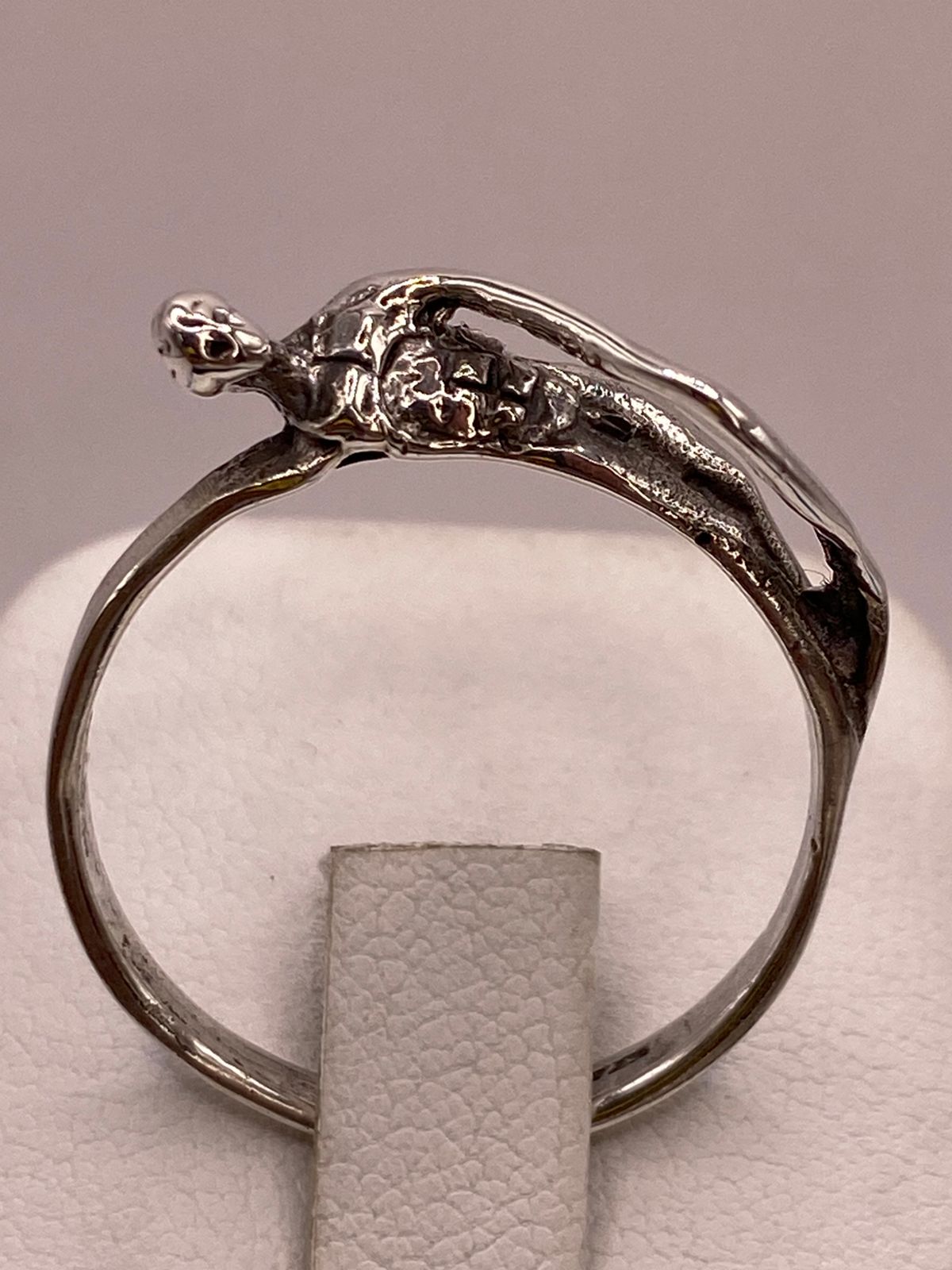 Anillo Artesanal en Plata con Figura Humana Esculpida en báscula mostrando peso