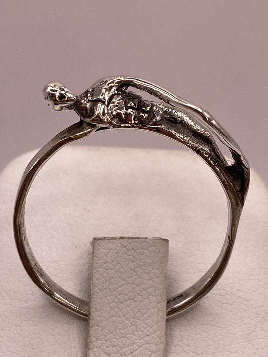 Anillo Artesanal en Plata con Figura Humana Esculpida en báscula mostrando peso
