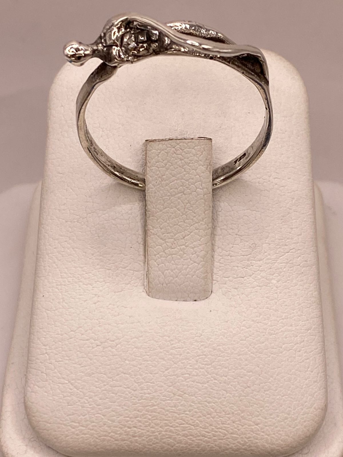 Anillo Artesanal en Plata con Figura Humana Esculpida, vista lateral