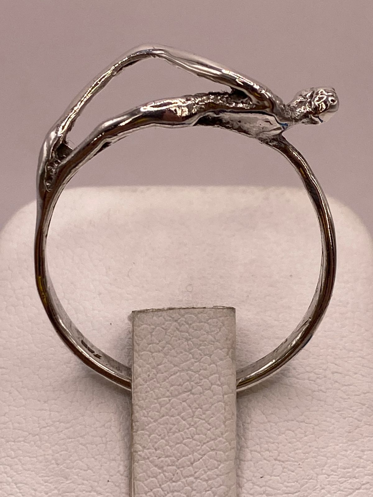 Anillo Artesanal en Plata con Figura Humana Esculpida, vista de detalle