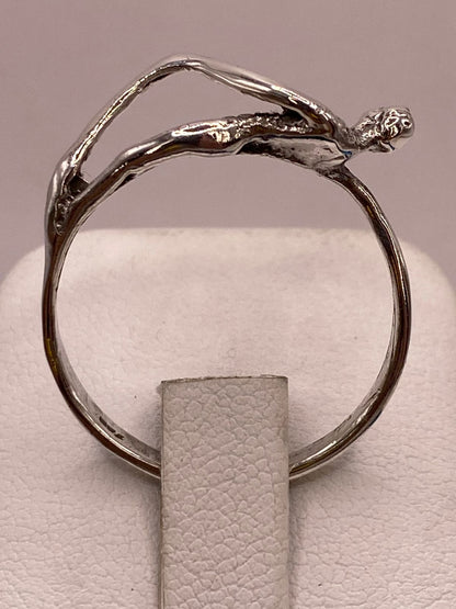 Anillo Artesanal en Plata con Figura Humana Esculpida, vista de detalle