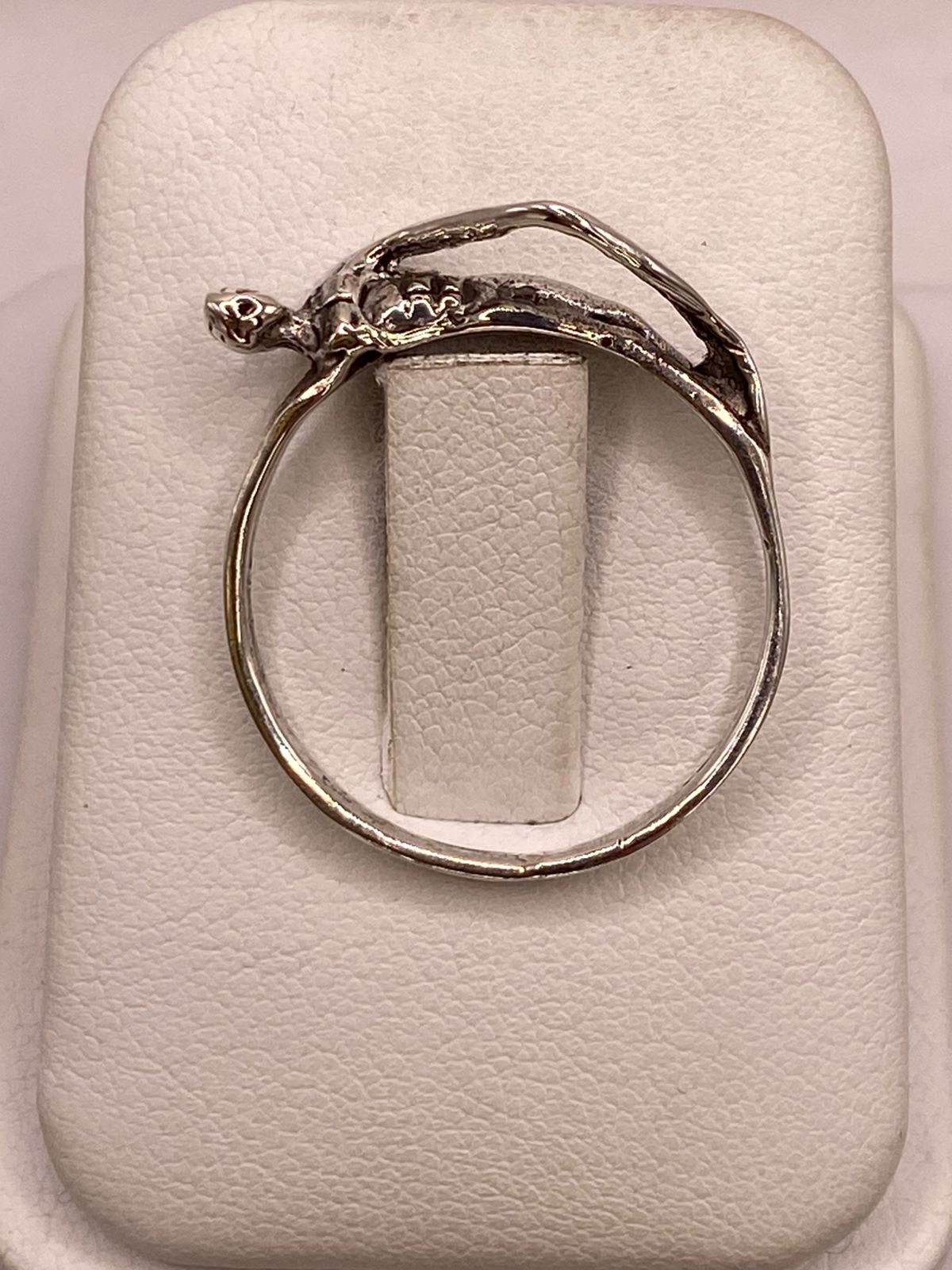 Anillo Artesanal en Plata con Figura Humana Esculpida, vista superior